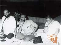 Ramgopal Bajaj, B. V. Karanth, and Shanta Gandhi in discussion